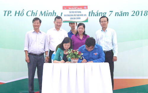 Tại lễ khai mạc, Thành Đoàn và Uỷ ban Nhân dân huyện Bình Chánh đã tiến hành ký kết liên tịch hỗ trợ nông thôn mới
